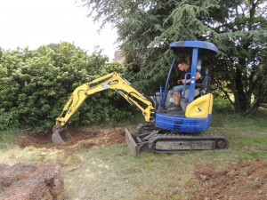 Armel creuse à l'emplacement de la mare - permaculture au camping