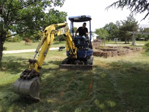 Armel prépare l'emplacement du nouvel espace de permaculture au camping